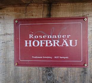 Das Firmenschild an der Außenwand