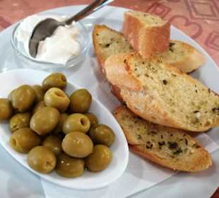 Oliven, Aioli, Knoblauchbrot