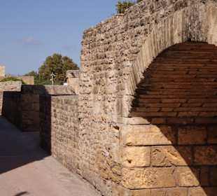 Hier beginnt die Stadtmauer