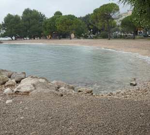 Der steinige Stadtstrand von Crikvenica