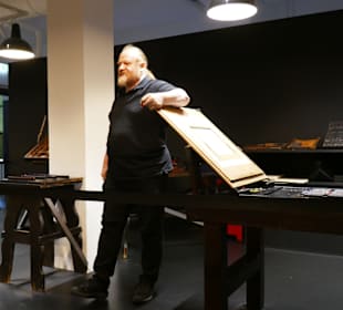 Er hält einen Vortrag