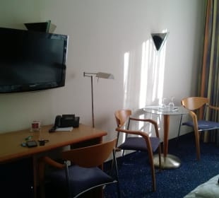 Sitzmöglichkeit und Fernseher