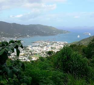 Blick vom Aussichtspunkt auf den Hafen