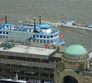 Gerade legt der Raddampfer an.