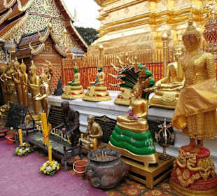 Buddhastatuen am Chedi