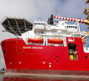 Vorbeifahrt an einem Seekabelverleger