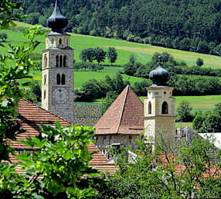 Blick auf die 2 Kirchen und einen Wehrturm