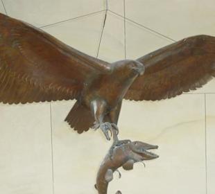 Statue hängend im Turm