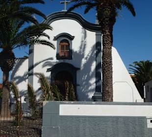 Blick auf die Vorderfront des Gotteshauses