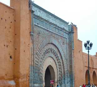 Stadttor in Marrakesch mit Storchennester
