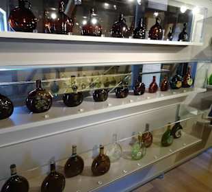 Historische Flaschen im Museum Barockscheune