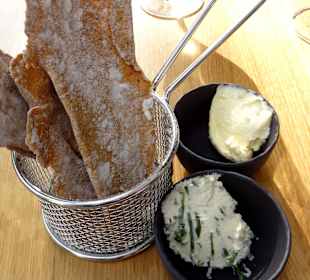 Hausgebackenes Knäckebrot mit Dip