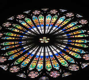 Welche unglaubliche Glasfensterkunst