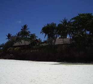 Blick vom Strand auf das Hotel Baobab Beach Resort