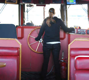 Der weibliche Bootsführer