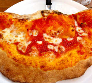 Pizza Calzone im Restaurant Royal Ketty
