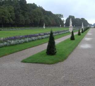 Großes Parterre mit Wasserfontäne