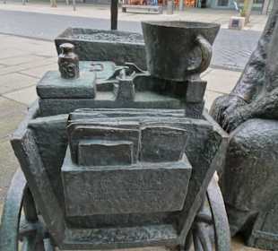 Impressionen vom Denkmal Granatfrau