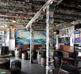 Bar na promenadzie "zdobiony" banknotami