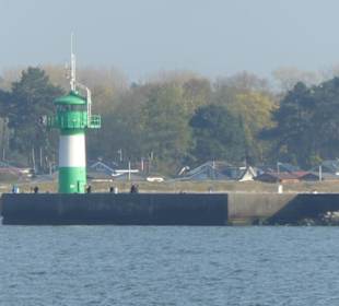 Der kleine grün-weiße Leuchtturm auf der Mole