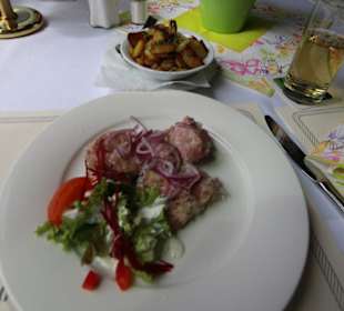 Hausgemachtes Sauerfleisch mit Bratkartoffeln