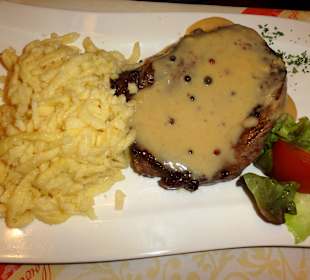 Steak in Cognac-Sauce mit grünem Pfeffer