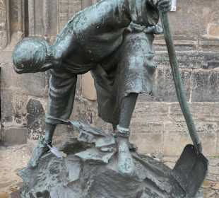 Plastik Trümmerfrau vor dem Hauptportal