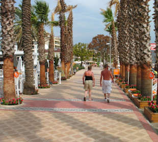 Die schöne Promenade entlang dem Strand