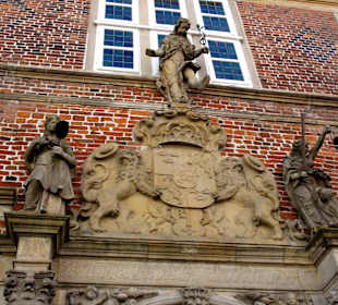 Wappen und Figuren über dem Eingang