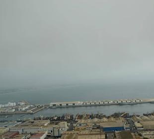 Widok ze wzgórza na port