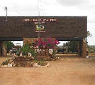 Tor zum Nationalpark Tsavo Ost