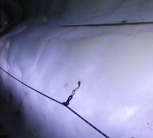 Blaues Eis in der Gletscherspalte