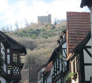 Hambacher Schloss von der Schlossgasse aus