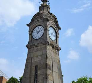 Die Pegeluhr am Düsseldorfer Rheinufer