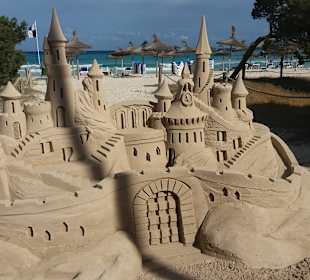 Sandburg am Strand von Sa Coma