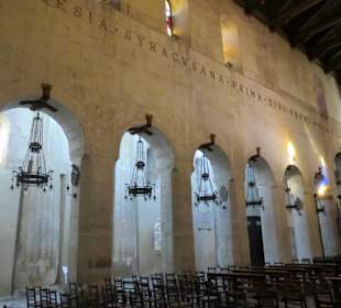 Mauer und Säulen des antiken Athena-Tempels