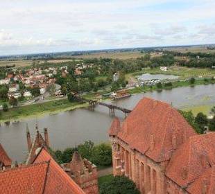 Zugang zur Burg und PKW-Parkplatz