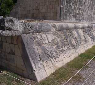 Schlange am Ballspielplatz
