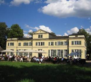 Hier gibt es guten Cafe und Kuchen.