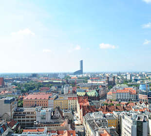 Widok z wieży kościoła w stronę Sky Tower-a.