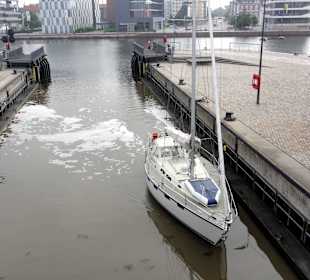Segler fährt in die Schleuse