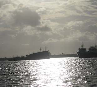 Große Schiffe weit draußen