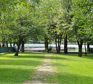 Strandbad Landhaus Klopein schattige Liegewiese