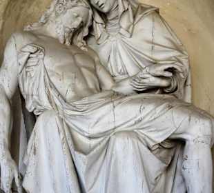 Grabschmuck auf dem Stadtfriedhof Brixen