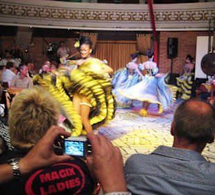 Showprogramm im Königszelt