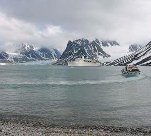 Kreuzfahrtschiff im Magdalenenfjord