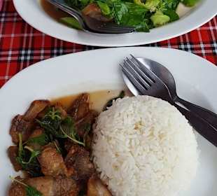 Schwein mit Thai basil (scharf)