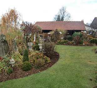 Gartenansicht mit Skulturen