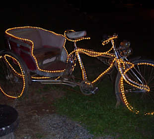 Beleuchte Riksch vor der Bar