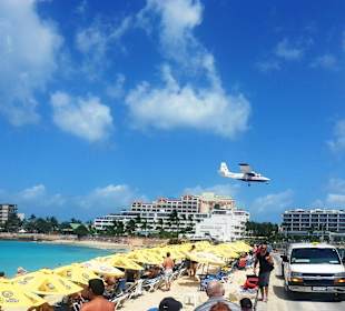 Flugzeug über dem Strand